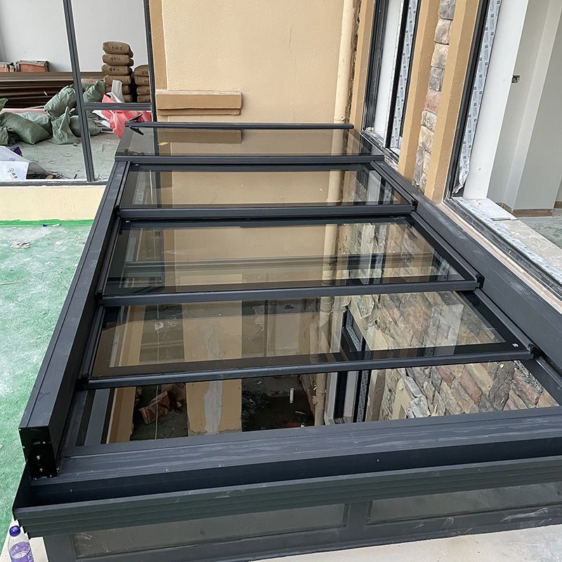 Stairwell တွင် Folding Skylight